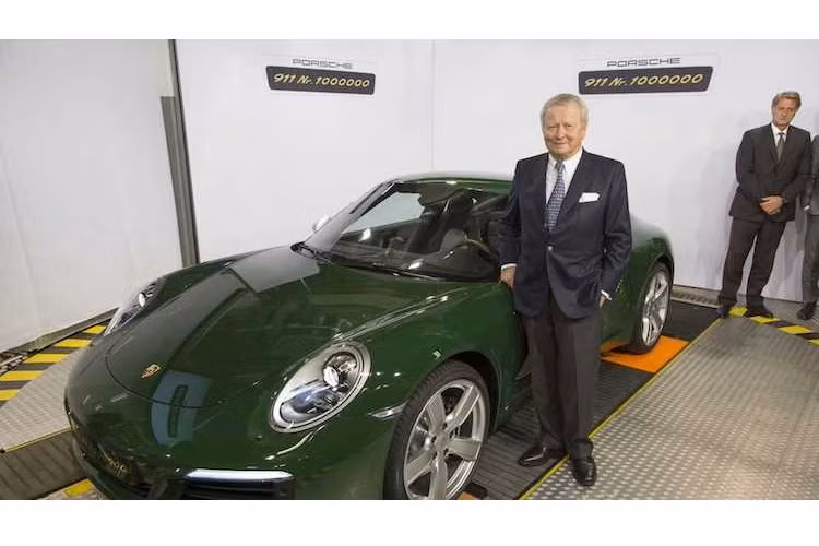 Dựa trên cơ sở 911 Carrera S, chiếc xe cũng được trang bị động cơ 6 xi-lanh nằm ngang tăng áp kép 3.0l với công suất 420 mã lực và mô-men xoắn cực đại 500 Nm, kết hợp cùng hệ dẫn động cầu sau và hộp số sàn.