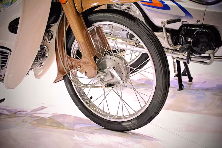 Giống như các thế hệ Super Cub cổ điển khác, Honda Cub "đầu vênh máy cánh" cũng được trang bị phuộc trước "giò gà" đặc trưng, cùng với hệ thống phanh đùm. Xe được trang bị lốp trước cỡ 2.25 và vành nan 17 inch. Chiếc Cub 79 được Honda phục chế và trưng bày tại triển lãm sử dụng đúng loại lốp gai dọc cổ điển.