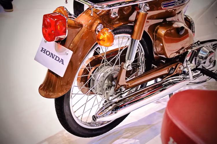 Một trong những đặc trưng của những chiếc Super Cub phong cách cổ điển là pô "quả nhót" với tiếng kêu đanh cũng đã được Honda Việt Nam thay mới. Giống như bánh trước, bánh sau của Cub cũng được trang bị phanh đùm và vành đường kính 17 inch. Tuy nhiên lốp sau của xe đã được nâng lên bản 2,5 inch.
