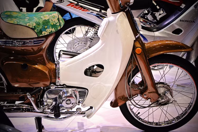 Trên thế hệ Cub 79, Honda cũng thiết kế chiếc yếm của xe với kiểu dáng mềm mại, tròn trịa hơn hẳn so với các thế hệ sau nay. Thay vì ổ khóa đặt ở bên thân xe như Cub 78, Cub 79 đã chuyển vị trí ổ khóa sang bên cạnh yếm. Phải tới Cub 81, ổ khóa của xe mới được đặt ở trên cổ. Chiếc xe cũng có lọc gió được đặt gần cổ, giúp người dùng có thể dễ dàng tự tháo ra và vệ sinh,