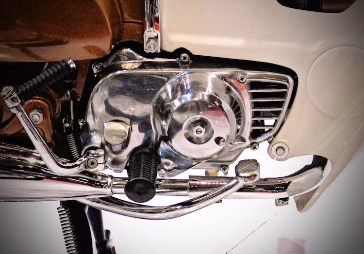 Đặc điểm thứ 2 đã tạo nên "hình tượng" cho Cub 79 đó là cặp bưởng máy có thêm các khe gió tạo thành hình chiếc cánh ở hai bên. Đây chính là nguồn gốc của từ "máy cánh" trong biệt danh "đầu vênh máy cánh" của chiếc xe. Giống như nhiều thế hệ Cub khác, phiên bản 50 cc của Honda Super Cub 79 được trang bị khối động cơ SOHC 2 van 1 xi-lanh làm mát bằng gió, với công suất tối đa khoảng 5 mã lực.