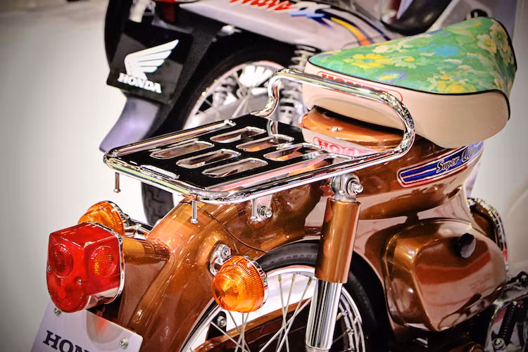 Do những chiếc Super Cub ở Việt Nam thường được nhập về từ Nhật - nơi các dòng xe số phổ thông thường được dùng để chở hàng và người dân không có thói quen đèo 2 với xe phân khối nhỏ, chính vì vậy chúng thường chỉ có baga sắt phía sau. Phần baga của chiếc xe này đã được mạ lại bóng loáng, trong khi các chóa đèn phía sau được thay mới.