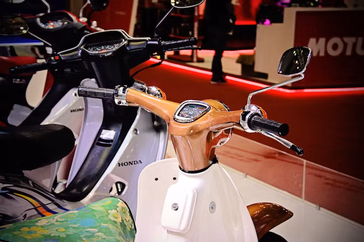 Trong khi đó, biệt danh "Đầu vênh máy cánh" lại bắt nguồn từ 2 đặc điểm chỉ có trên thế hệ này. Super Cub 79 được gọi là "Đầu vênh" do có tay lái cong lên từ vị trí đèn pha. Các đời Cub sau này có phần đầu to hơn và tay lái thẳng, không còn cong lên như Cub 79.