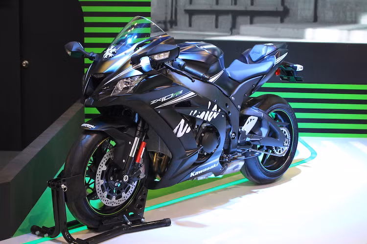 Cách đây hơn 1 năm tại triển lãm xe máy Việt Nam (VMCS) lần đầu tiên, Kawasaki Việt Nam đã chính thức ra mắt dòng siêu môtô Ninja ZX-10R thế hệ mới. Trong triển lãm VMCS 2017, dòng xe này một lần nữa trở thành một trong những "tâm điểm" của Kawasaki, nhưng với phiên bản "xe đua đường phố" Kawasaki Ninja ZX-10RR mới nhất.