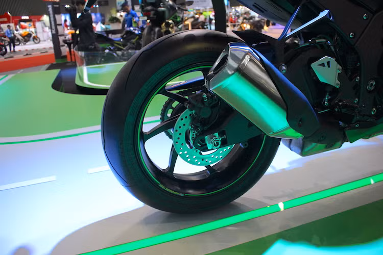 Ở phía sau, chiếc xe sở hữu hệ thống phanh đĩa với heo Nissin. Lốp trước của ZX-10RR có kích thước 120/70/17 và lốp sau là 190/55/17. Để đảm bảo các tiêu chuẩn tiếng ồn và khí thải, hệ thống xả của phiên bản này vẫn được giữ nguyên. Khách hàng cũng có thể thêm tiền để có pô Akrapovic nếu muốn.