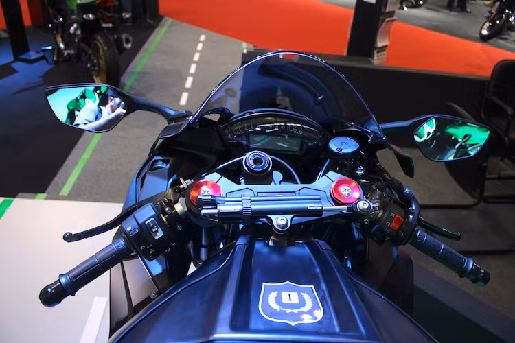 Ở phía trên tay lái, Ninja ZX-10RR 2017 không có sự thay đổi so với phiên bản thường khi vẫn sở hữu cây trợ lực Ohlins điều khiển điện tử. Không giống như những mẫu superbike từ các hãng đối thủ trên thị trường, Kawasaki vẫn "trung thành" với bảng đồng hồ với báo tua cơ và màn hình LCD đơn sắc nhỏ, thay vì sử dụng màn hình full LCD màu.