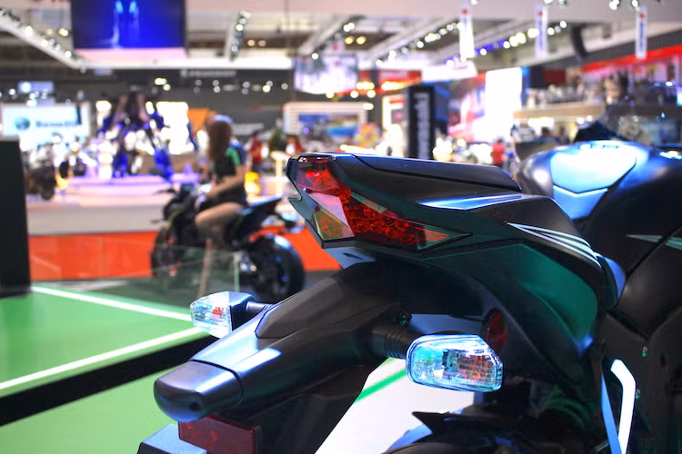 Phần đèn hậu của ZX-10RR đầy ấn tượng với dạng hình chữ T ngược góc cạnh, sử dụng công nghệ LED như trên Z1000. Dù có cấu hình gần với xe đua nhưng ZX-10RR vẫn là một siêu môtô đường phố, chính vì vậy chiếc xe vẫn giữ nguyên chắn bùn kèm xi-nhan và pad biển số phía sau.