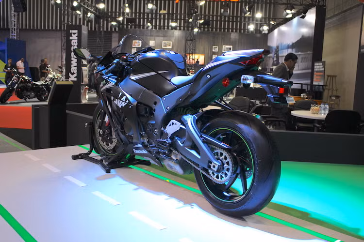 Hiện tại, Kawasaki ZX-10RR chưa có giá chính thức tại thị trường Việt Nam. Tuy nhiên theo một số nguồn tin, mẫu xe này sẽ có giá chính hãng đắt hơn 100 triệu đồng so với phiên bản thường, đạt 649 triệu đồng.