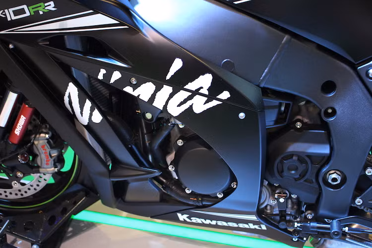 Giống với phiên bản thường, động cơ trên ZX-10RR vẫn là loại 4 xi-lanh thẳng hàng 998 cc DOHC làm mát bằng chất lỏng, đi kèm với hộp số 6 cấp. Tuy nhiên chiếc xe đã có cải tiến là nòng xi-lanh được phủ lớp tráng cứng như kim cương để giảm ma sát, cũng như nắp quy lát được mài bớt để phù hợp với gối cam cao hơn.