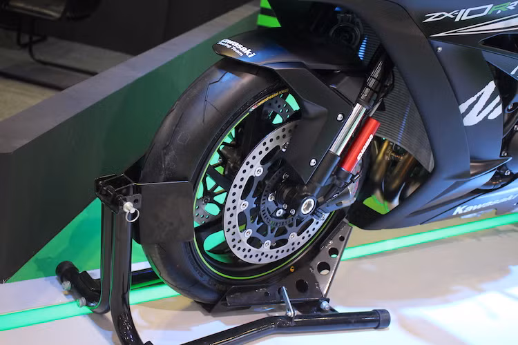 Khác biệt lớn đầu tiên phiên bản này đó là cặp mâm Marchesini Genesi M7RS 7 cây bằng hợp kim nhôm siêu nhẹ, đi kèm với lốp Pirelli Diablo Supercorsa SP "siêu bám đường". Hệ thống phanh trước vẫn là loại Brembo GP4RX, được bắt vào cặp phuộc USD Showa Balance Free với bình khí ni-tơ nén ở cuối mỗi cây phuộc để dầu bơm đều hơn.