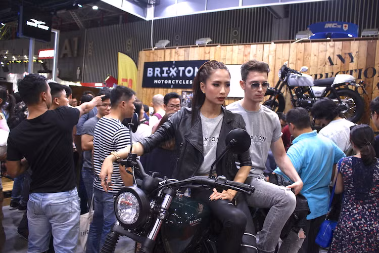 Vào chiều ngày thứ 3 của triển lãm (6/5/2017), đại diện Brixton cho biết họ đã nhận được tới 153 đơn đặt hàng. Sức hút của Brixton đã cho thấy khách hàng Việt đang có nhu cầu khá lớn với các dòng xe nam côn tay phân khối nhỏ, có giá thành hợp lý.