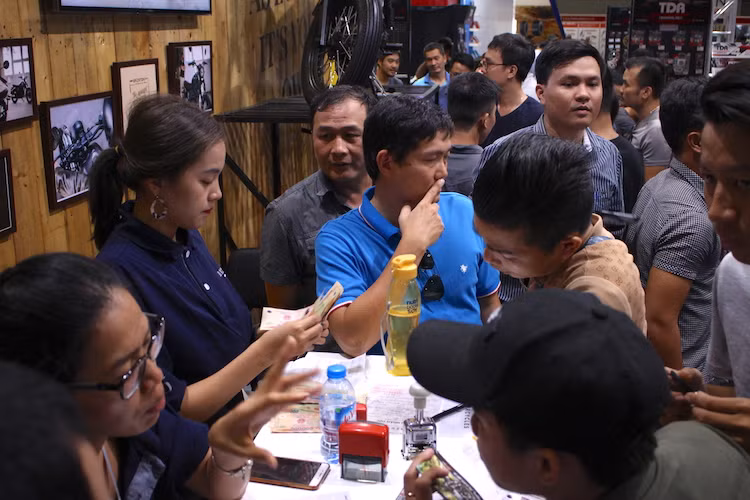 Được bán với giá đề xuất cho các phiên bản BX125/BX150 cơ bản lần lượt là 47,9 triệu đồng và 52,9 triệu đồng, Brixton bắt đầu nhận cọc từ hôm nay và giao xe vào khoảng tháng 7 tới. Ngay tại triển lãm, nhiều khách hàng đã "xuống tiền" đặt cọc xe với mức cọc lần lượt là 4 và 5 triệu đồng, tương ứng với bản 125 và 150 cc.