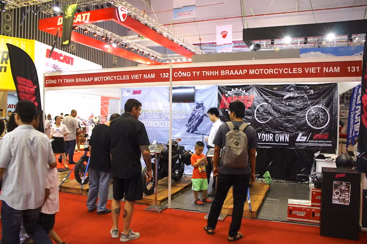 Cũng là một hãng xe thương hiệu "Tây", sản xuất tại Trung Quốc nhưng về quy mô khu trưng bày và sự quan tâm của khách hàng, Braaap Motorcycles đều tỏ ra kém hơn hẳn Brixton. Gian hàng của Braaap có diện tích chỉ bằng một nửa so với Brixton và nằm khuất cùng với các hãng sản xuất phụ tùng, phụ kiện xe máy.