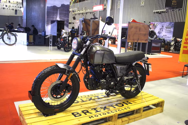 Trong 2 thương hiệu này, hãng xe máy Brixton thuộc sở hữu của tập đoàn KSR Group tại Áo và hiện tại đang tạm thời được phân phối ở Việt Nam bởi Benelli. Tuy nhiên trong năm nay, Brixton sẽ tiếp tục xây dựng mạng lưới đại lý riêng để trở thành một hãng xe độc lập hoàn toàn tại nước ta. Đến với triển lãm VMCS 2017, Brixton đã công bố 2 dòng xe là BX125 và BX150.