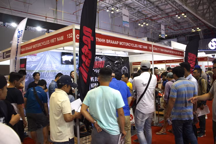 Braaap là thương hiệu môtô có nguồn gốc từ Tasmania, Úc, được thành lập vào năm 2005 bởi doanh nhân trẻ Brad Smith. Khi thành lập Braaap, Braap Smith mới chỉ có 17 tuổi. Cũng giống như Brixton, anh đặt hàng các nhà sản xuất Trung Quốc để tạo ra các phụ tùng và lắp ráp những mẫu xe theo thiết kế của mình. Ban đầu, Braaap vốn chỉ sản xuất một số dòng xe "cào cào" đường đất phân khối nhỏ.