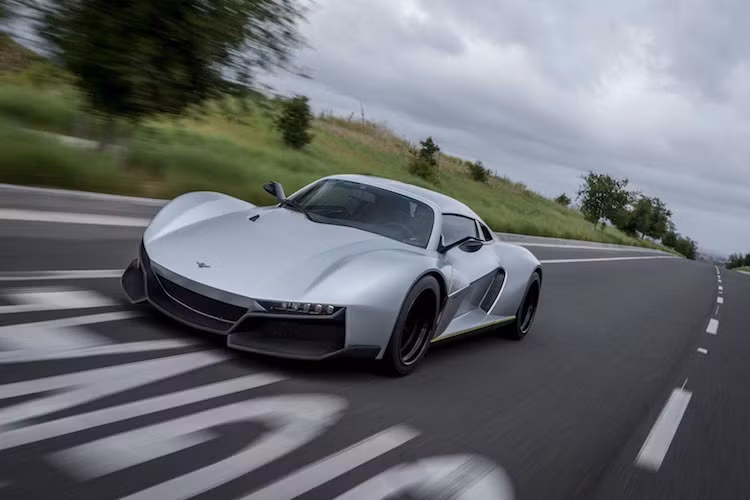 Nếu như vẫn sử dụng động cơ Honda 500 mã lực như dự định ban đầu, chiếc xe sẽ chỉ mất 3,2 giây để đạt 0-100 km/h. Tuy nhiên, Rezvani đã có thể cắt giảm giá thành của Beast Alpha với động cơ Cosworth. Ngoài ra, khách hàng vẫn có thể lựa chọn phiên bản thể thao Beast Alpha X với động cơ tương tự nhưng nâng công suất lên 525 mã lực.