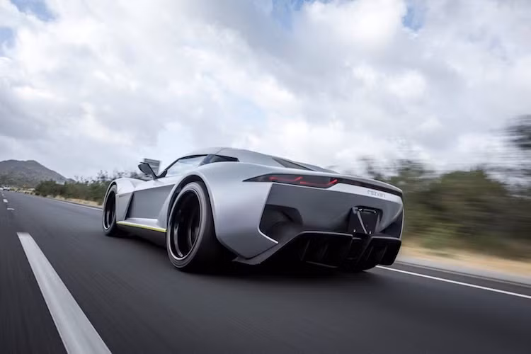 Ban đầu, Rezvani định sử dụng động cơ Honda K24 2.4l tăng áp của Honda tuy nhiên ở phiên bản Beast Alpha thương mại, hãng đã quyết định đổi sang loại máy 2.5l siêu nạp cung cấp bởi công ty Cosworth nổi tiếng tại Anh, với công suất 400 mã lực. Động cơ này giúp xe có thể tăng tốc từ 0-100 km/h chỉ trong 3,5 giây.