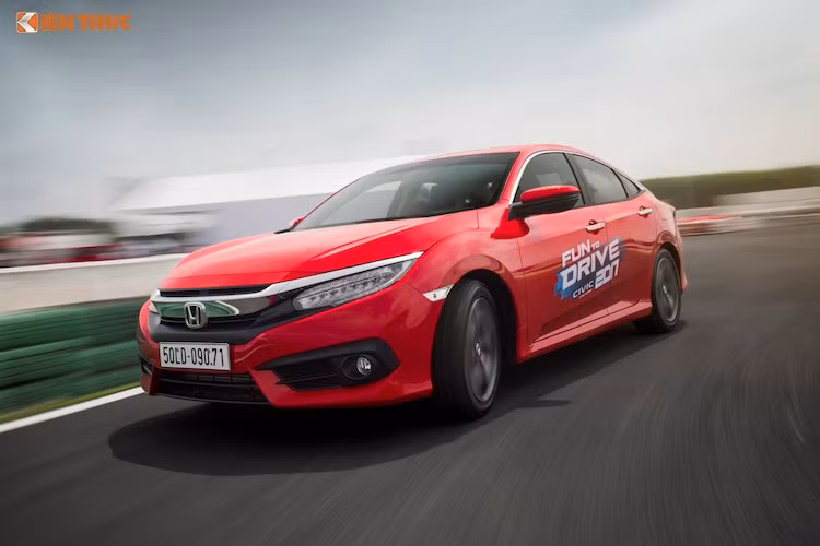 Được trưng bày lần đầu tại triển lãm ôtô Việt Nam (VMS) 2016 vào tháng 10 năm ngoái nhưng phải tới đầu năm nay, Honda Civic 2017 thế hệ thứ 10 mới bắt đầu được bán ra chính thức tại Việt Nam. Dù nằm trong phân khúc sedan hạng C như Mazda 3 hay Corolla Altis nhưng Civic được định giá 950 triệu đồng - ngang với nhiều mẫu sedan hạng D cơ bản tại Việt Nam.