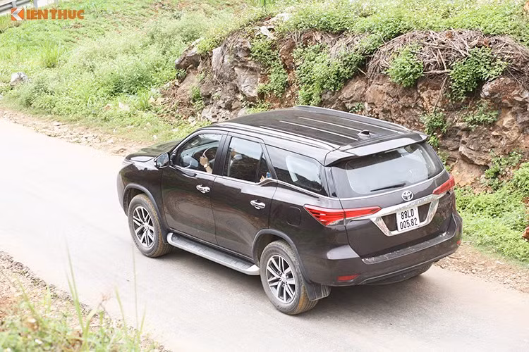 Thiết kế mới đem tới vẻ đẹp vừa "lạnh lùng", vừa khỏe khoắn và cao cấp cho Fortuner mới, kèm theo những trang bị tiện nghi cao cấp hơn hẳn thế hệ cũ khiến chiếc xe được nhiều người coi là "Lexus giá rẻ". Tại Việt Nam, Fortuner có 2 phiên bản động cơ xăng 2.4l và diesel 2.7. Phiên bản mày dầu thấp nhất có giá 981 triệu đồng; bản máy xăng 2.7 lít truyền động một cầu giá 1,14 tỷ và máy xăng truyền động hai cầu giá 1,3 tỷ đồng.