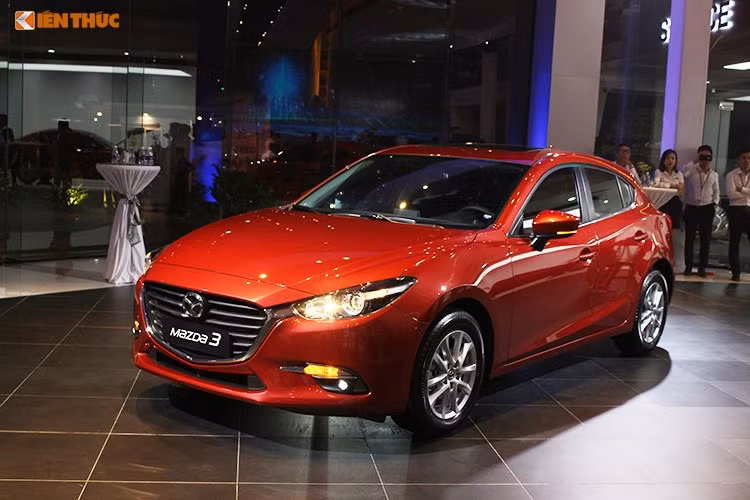 Mazda 6 không phải là mẫu xe duy nhất được THACO Mazda "trình làng" khách hàng Việt trong nửa đầu 2017 khi vào tháng 5 vừa qua, phiên bản mới nhất của dòng xe hạng C Mazda 3 cũng đã chính thức ra mắt. Vẫn được bán với 2 kiểu thân xe là sedan và hatchback 5 cửa, Mazda 3 2017 cũng chỉ được thay đổi nhẹ ngoại thất so với phiên bản cũ.