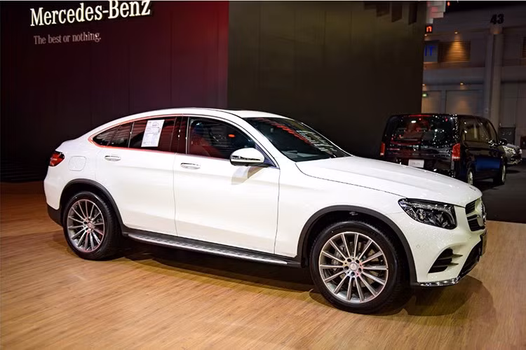 Được giới thiệu "âm thầm" hơn, dòng xe coupe-crossover hạng D Mercedes GLE Coupe cũng đã chính thức xuất hiện tại Việt Nam trong nửa đầu năm 2017. Có thiết kế thân xe gần như y hệt GLC-Class, tuy nhiên dòng xe này cá tính hơn với vòm mui thấp dần về phía sau theo phong cách xe coupe.