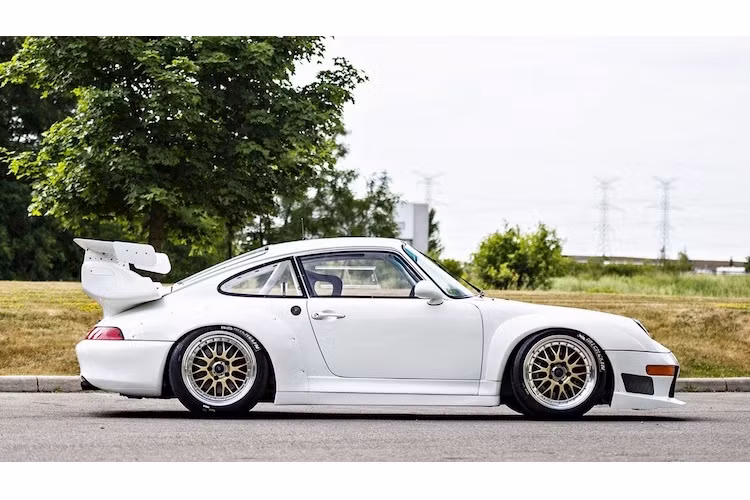 Tuy nhiên theo thể lệ của các giải đua, hãng sản xuất phải tạo ra một số lượng xe nhất định để bán cho khách hàng, dẫn tới việc đã có 57 chiếc 911 GT2 phiên bản "đường phố" từng được Porsche chế tạo. Trong số 57 chiếc xe này, chỉ có 11 chiếc thuộc phiên bản Evo đỉnh cao được sản xuất vào duy nhất năm 1995.