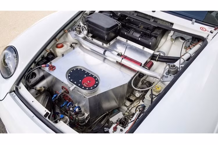 911 GT2 Evo cũng là chiếc xe với động cơ tăng áp cuối cùng của Porsche được làm mát bằng không khí. Với hộp số sàn 6 cấp, xe có khả năng tăng tốc từ 0-100 km/h trong 3,9 giây và tốc độ tối đa đạt 301 km/h. Với số lượng sản xuất cực kỳ giới hạn, hiện nay những chiếc 911 GT2 đều có giá rất cao, đạt mức tối thiểu lên tới 500.000 USD. Tuy nhiên, phiên bản GT2 Evo còn đắt hơn nữa do có số lượng chỉ 11 chiếc.