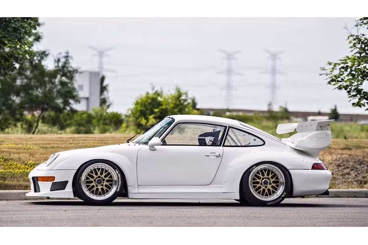 Từ khi rời nhà máy ôtô Porsche cách đây hơn 20 năm, chiếc 911 GT2 trong bài viết này mới chỉ đi được 7000 km. Tại buổi đấu giá Original Spring Classic của nhà Mecum vừa được tổ chức tại Mỹ, nó đã được bán với giá kỷ lục 1,45 triệu USD (tương đương 32,9 tỷ đồng).