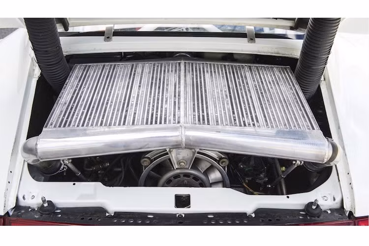 Nằm ở phía sau đuôi của 911 GT2 là khối động cơ 6 xi-lanh nằm ngang 3.6l tăng áp kép, đạt công suất tối đa lên tới 600 mã lực và mô-men xoắn cực đại 665 Nm. Để bạn dễ dàng so sánh, chiếc 911 Carrera RS bản thể thao với động cơ nạp khí tự nhiên 3.8 lít cùng thời chỉ có công suất đạt một nửa 911 GT2 Evo.