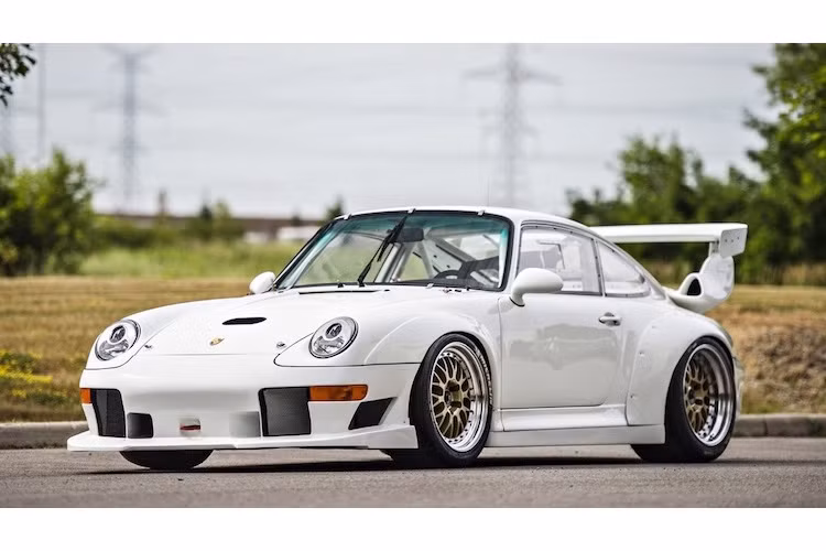 Ra mắt lần đầu vào năm 1993, siêu xe Porsche 911 GT2 Evo vốn là một mẫu xe đua được chế tạo để tham gia vào các thể thức đua GT khác nhau của Liên đoàn đua ôtô Thế giới (FIA). Chiếc GT2 đầu tiên dựa trên phiên bản 911 Turbo thuộc thế hệ Porsche 911 993, nhưng có trọng lượng nhẹ hơn do chỉ dẫn động cầu sau thay vì 4 bánh.