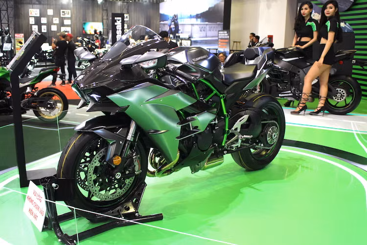 Vào năm ngoái tại triển lãm Intermot tổ chức tại Đức trong tháng 10, phiên bản đặc biệt Kawasaki H2 Carbon của chiếc siêu môtô siêu nạp H2 đã được ra mắt. Rất nhanh chóng, phiên bản này đã chính thức có mặt tại Việt Nam và vừa được trưng bày tại triển lãm xe máy Việt Nam 2017.
