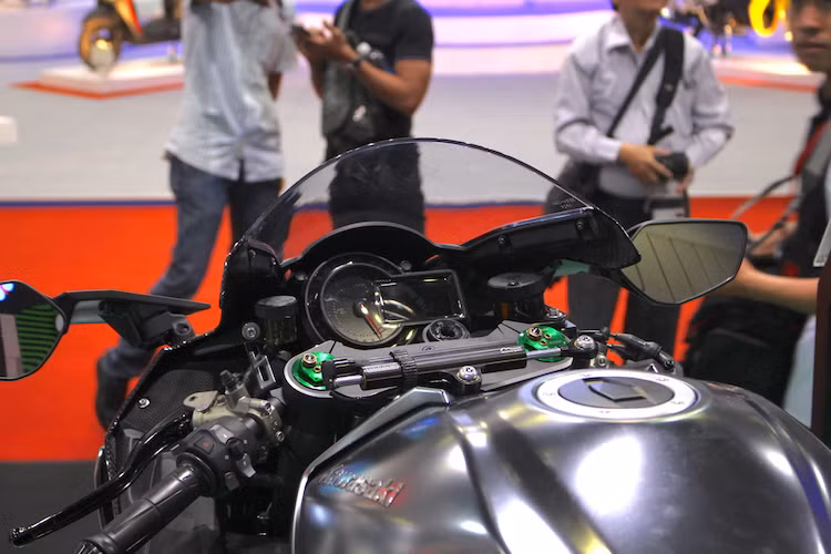 Ở phía trên tay lái, Ninja H2 Carbon không có sự thay đổi so với phiên bản thường khi vẫn sở hữu cây trợ lực Ohlins điều khiển điện tử và bảng đồng hồ với báo tua cơ và màn hình LCD đơn sắc nhỏ, thay vì sử dụng màn hình full LCD màu. Điểm mới của phiên bản này đó là sự bổ sung tính năng đo góc nghiêng trên bảng đồng hồ.