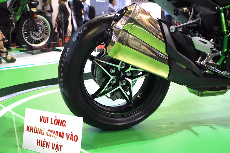 Cũng nhằm giúp chiếc xe đủ tiêu chuẩn để lưu thông trên đường, Kawasaki đã buộc phải trang bị cho H2 Carbon hệ thống xả với bầu lọc và bầu pô lớn để hạn chế tiếng ồn cùng các chất độc trong khí thải. Xe vẫn sử dụng mâm hình sao 5 cánh đặc trưng của dòng H2 ở phía sau; cả 2 lốp đều là loại Bridgestone Battlax RS10.