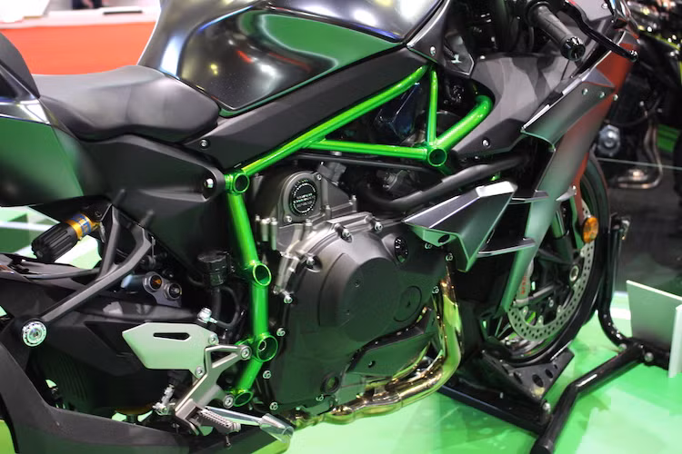 Để có thể chịu nổi sức mạnh này, gắp đơn và bộ khung Trellis dạng thép ống đã được sử dụng. Trong quá trình phát triển phát triển Ninja H2, toàn bộ các chi nhánh của tập đoàn Kawasaki đã được huy động. Công ty hàng không Kawasaki đã chịu trách nhiệm thiết kế ra kiểu dáng khí động học của xe với các cánh khí động học giúp chiếc xe ổn định ở tốc độ cao mà không cần phải gia tăng chiều dài.