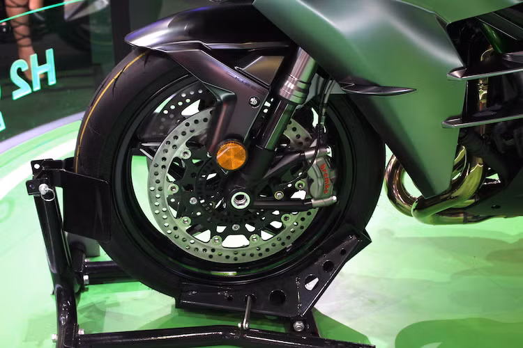Ở phía trước, chiếc xe vẫn được trang bị bộ mâm 17 inch, phuộc Showa và hệ thống phanh đĩa kép sử dụng heo Brembo GP4RX. H2 Carbon sử dụng hệ thống phanh chống bó cứng phanh ABS độc quyền của Kawasaki với tên gọi KIBS, với khả năng tự kiểm soát lực phanh khi vào cua.
