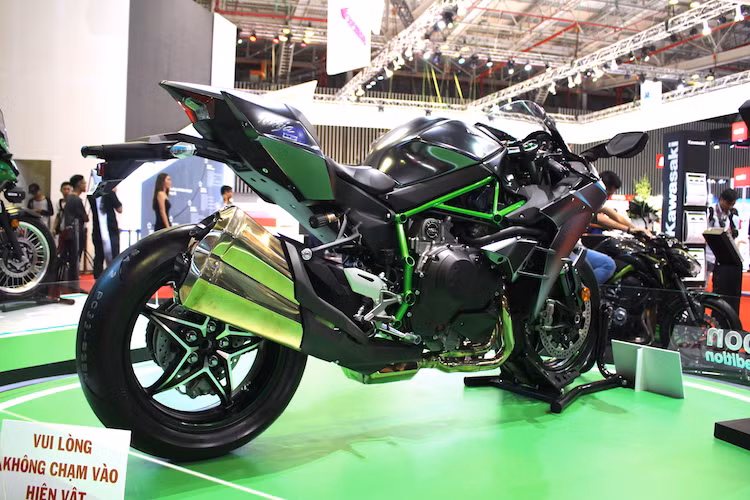 Kawasaki sẽ chỉ sản xuất đúng 120 chiếc H2 Carbon trên toàn Thế giới, mỗi chiếc sẽ được đánh số thứ tự trên một tấm bảng nhỏ đặt ở bộ siêu nạp. Theo Kawasaki Việt Nam, hãng có thể đưa được 2 chiếc về Việt Nam. Giá bán của H2 Carbon không được công bố. Tuy nhiên xét tới việc phiên bản thường đã lên tới 949 triệu đồng, H2 Carbon nhiều khả năng sẽ đạt mức tiền tỷ tại Việt Nam.