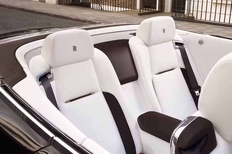 Tương phản với màu sơn khá tối ở bên ngoài, phần lớn nội thất của Rolls-Royce Dawn Mayfair Edition được bọc trong da cao cấp với tông màu trắng tinh khôi. Để tạo điểm nhấn, một số chi iteets đã được Rolls-Royce bọc da màu đồng tối như ngoại thất. Người lái và hành khách sẽ được đón chào bởi những tấm ốp cửa mang dòng chữ “Special Commission – Mayfair Edition One of One.”