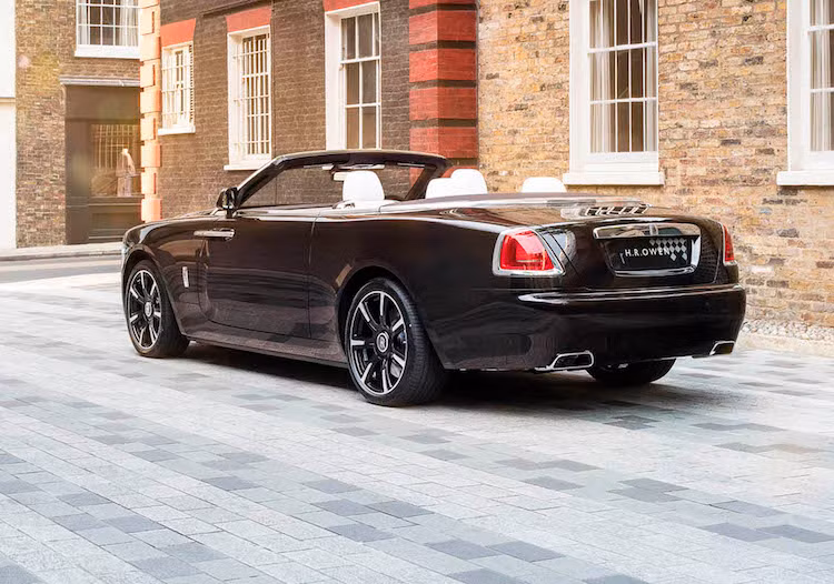 Hiện chưa rõ đại lý H.R. Owen phải bỏ ra bao nhiêu tiền để đặt hàng Rolls-Royce tạo ra phiên bản Dawn Mayfair đặc biệt. Tuy nhiên sắp mới, showroom siêu xe này sẽ dự định bán nó cho một khách hàng may mắn.