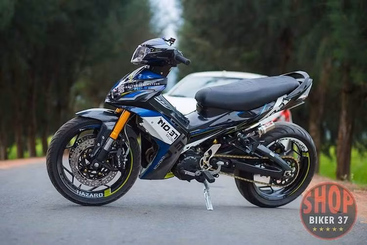 Những bản độ bánh lớn thường được "dựng" từ Yamaha Exciter 150, tuy nhiên một người chơi xe tại Nghệ An đã quyết tâm lên "dàn chân khủng" cho chiếc Yamaha Exciter 135 đời 2009 của mình để khiến chiếc xe trở nên ấn tượng và "khủng" hơn.