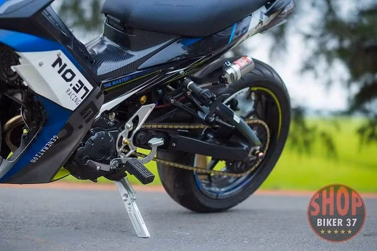 "Dàn chân" phía sau của xe cũng đã được độ lại với gắp từ xe phân khối lớn, phuộc Racing Boy bình dầu rời và mâm bản lớn dựa trên thiết kế của Kawasaki Ninja 300. Lốp trước của xe có kích thước 120/70/17 trong khi lốp sau sử dụng bản 180/55/17. Hoàn thiện bản độ là các chi tiết như chân chống Koso hay chắn nhông CNC.