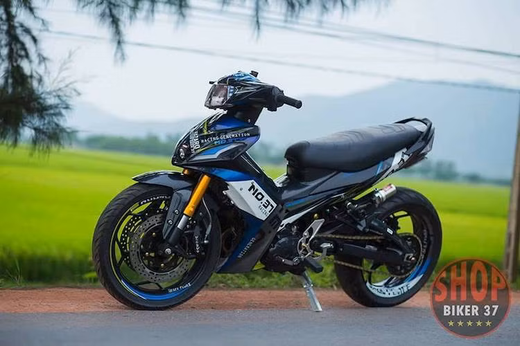 Trước khi Yamaha Exciter 150 và phiên bản 135 đời 2011 ra mắt, Yamaha Exciter 135 đời 2009 côn tay 4 số đã từng được dân chơi Việt rất ưa chuộng. Với sự ra đời của Exciter 150 có kiểu dáng góc cạnh giống xe phân khối lớn, phong trào độ "dàn chân khủng" cho Exciter ở Việt Nam bắt đầu phát triển.