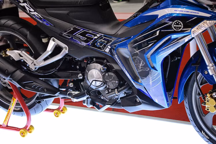 Theo Benelli, công nghệ này kết hợp giữa ECU, hệ thống đánh lửa và bugi để duy trì động cơ hoạt động cầm chừng ở mức thấp nhất, giảm mức tiêu thụ nhiên liệu, thân thiện với môi trường nhưng vẫn mạnh mẽ khi tăng tốc. Xe có công suất tối đa 15,5 mã lực @8500 rpm và mô-men xoắn cực đại 13 Nm @700 rpm.