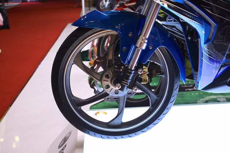 Một điểm đặc biệt của RFS 150i đó là chiếc xe đã được trang bị phuộc trước dạng USD với khoảng hành trình 88 mm thay vì phuộc ống lồng như Winner hay Exciter. Hệ thống phanh trước có dạng đĩa đơn 240 mm, đi kèm heo phanh 2 piston. RFS 150i sở hữu cặp mâm 6 cánh xoắn khá giống với mẫu xe côn tay 2 kỳ nổi tiếng Yamaha 125ZR nhưng có bản rộng hơn.