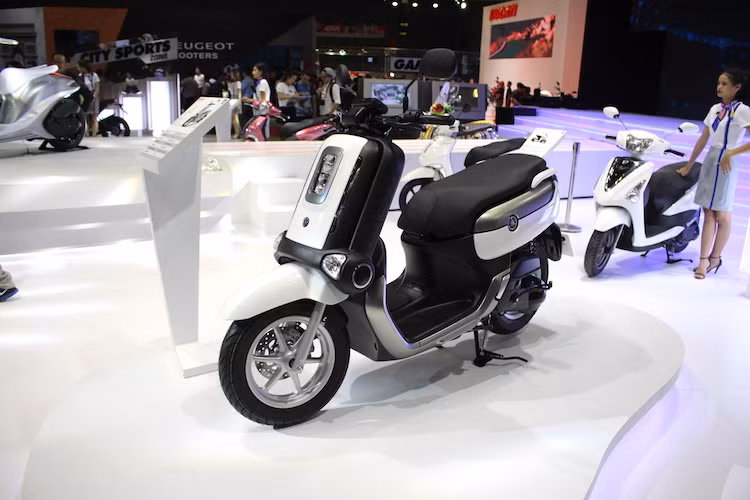 Vừa được ra mắt lần đầu tại triển lãm xe Bangkok diễn ra cách đây chưa lâu, mẫu xe tay ga cỡ nhỏ với kiểu dáng cá tính Yamaha QBIX 125 mới đã có mặt ở Việt Nam. Được trưng bày tại triển lãm xe máy Việt Nam 2017, QBIX sở hữu thiết kế hiện đại, vuông vức, khác biệt với những mẫu xe tay ga trên thị trường.