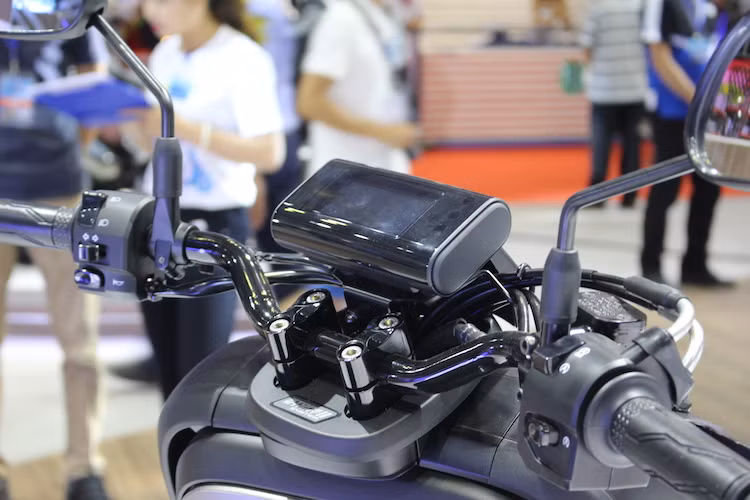 Giống như phần còn lại của chiếc xe, nằm trên ghi-đông trần của QBIX là một bảng đồng hồ cũng có dạng hình khối vuông vức và gần như hoàn toàn là một màn hình LCD, chỉ giữ lại một số đèn báo. QBIX cũng được trang bị hệ thống dừng-chờ Stop Start System tương tự Idling Stop của đối thủ Honda.