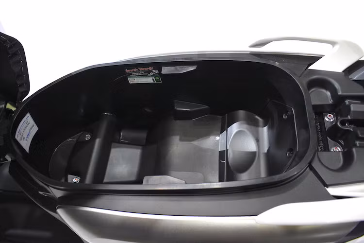 Với chiều cao yên chỉ 740 mm, chiếc xe tỏ ra thân thiện ngay cả với những người thấp. Nằm bên dưới yên là khoang chứa đồ có thể tích lên tới 22,5 lít, có thể chứa được 2 chiếc mũ bảo hiểm full face.