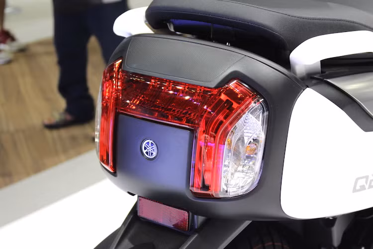 Nằm ở phía sau đuôi xe, QBIX sở hữu cụm đèn hậu với thiết kế chữ H độc đáo, với đèn xi-nhan được tích hợp sẵn vào cụm đèn hậu. Trong đó, đèn hậu của chiếc xe sử dụng bóng LED và đèn xi-nhan là bóng sợi đốt thông thường.