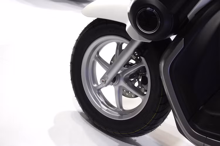 Cả 2 bánh của QBIX đều được trang bị vành 12 inch 6 cánh tương tự dòng Nozza Grande. Xe chỉ được trang bị hệ thống phanh đĩa cho bánh trước, tuy nhiên QBIX sẽ được bán với phiên bản có ABS. Các kích thước tổng thể D x R x C của xe lần lượt là 1860, 710 và 1115 mm.