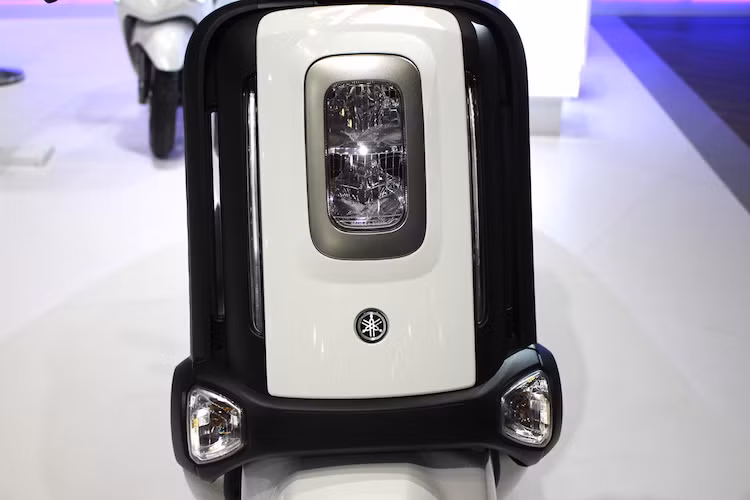 Nằm ở mặt nạ trước của QBIX là một đèn pha hình chữ nhật đặt dọc, nằm giữa những đèn định vị cũng có dạng dải LED. Cặp đèn xi-nhan nằm ở phía dưới, kết hợp với các chi tiết khác tạo thành một tổng thể thiết kế nhỏ gọn nhưng cá tính, nếu không muốn nói là "kỳ lạ" cho phần trước của chiếc xe.