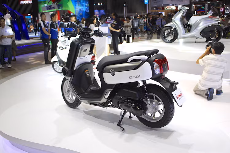 Tại Thái Lan, QBIX 125 có giá 53.500 Baht (tương đương 34,9 triệu đồng) cho phiên bản thường và 59.900 Baht (tương đương 39,1 triệu đồng) cho phiên bản cao cấp nhất. Có thể coi QBIX chính là "hậu duệ" của chiếc Yamaha Cuxi - một mẫu xe tay ga cỡ nhỏ cũng có kiểu dáng cá tính, đã từng được bán ở Việt Nam nhưng có doanh số đáng thất vọng.
